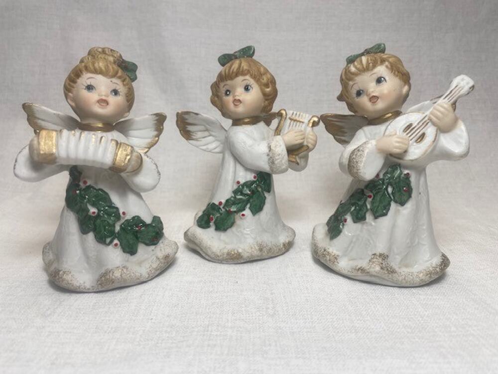 Homco Christmas Angels White Robes, Gold Accents and Holly #5252 Taiwan